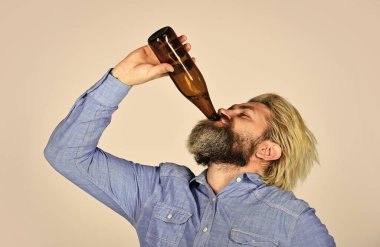 Sarhoş hippi erkek bira şişesi. Mutlu adam dolu cam şişeyi elinde tutuyor. Erkek elinde bira şişesi var. Hipster barda dinleniyor. Spor aşığı neşelen. Olgun bir adam cam bira şişesi tutuyor.