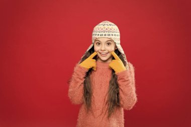 Havalılığın tanımı. Komik örgü aksesuarlar. Örgü şapkalı küçük mutlu kız. Eldivenli neşeli çocuk kalın kıyafetler giyer. Kış tatilinde iyi eğlenceler. Yılbaşı zamanı. Çocuklar için moda
