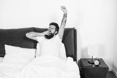 İyi dinlenmeler. Şarj oldu ve enerji dolu. İyi uykular. Hafta sonu istirahati. Adam yatakta geriniyor. Kaygısız adam sabah keyfine bakıyor. Uyan! Uyan! Kaygısız sabahların tadını çıkarıyorum. Tembel adam yatakta uyandığı için mutlu.