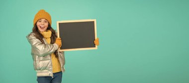 Daha fazla bilgi için, tüm detayları burada bulabilirsiniz. Önemli bir duyuru. Kış tatili. Gülümseyen kız kışlık kıyafet giyer ve boş karatahta fotokopi alanı gösterir. Kış olayı. Çocuk toplumunu bilgilendirmek