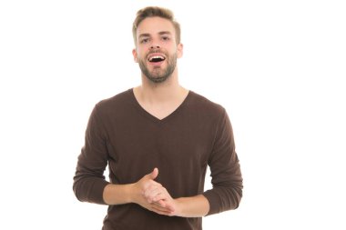 Hoş gülümseme. Erkek giyim ve şık kıyafetler. Tıraşsız yakışıklı bir adam günlük kıyafetler giyer. Tüylü genç adam beyazda izole edilmiş. Erkek güzeli. Berber dükkanı konsepti. Bakım ve saç bakımı