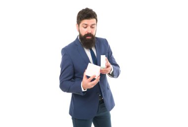 Meslektaşım için bir hediye. Sadakat ödüllendirme programını geliştirmenin yolları. Müşteri için bir hediye. Müşteri odaklı iş. Erkek kıyafetleri hediye kutusunun beyaz arka planına sahiptir. Minnettar bir kavram. Sizinle çalıştığıma memnun oldum.