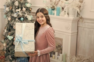 Mutlu ol. Güzel küçük prenses Noel 'i kutluyor. Şirin çocuk için büyük bir hediye kutusu. Mutlu yıllar sana. Teşekkürler Noel Baba. Noel kompozisyonu. Noel alışverişi zamanı. yeni yıl hediyelerini paylaş