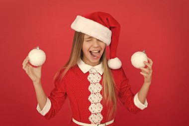 Kutlamaya devam et çünkü yeni yıl yaklaşıyor. Noel ve yeni yılı kutlayan mutlu kız. Küçük çocuk kış tatillerini kutluyor. Kutlama zamanı. Noel Baba stiliyle kutlama.