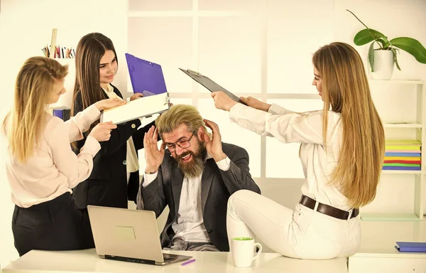 遊びにようこそ。現代オフィスの同僚です。ストレスの多いボスはアシスタントに囲まれてる。女性と男性が仕事について話し合う。話し合いの場でブレインストーミングしてる。職場でのアイデアを説明し — ストック写真