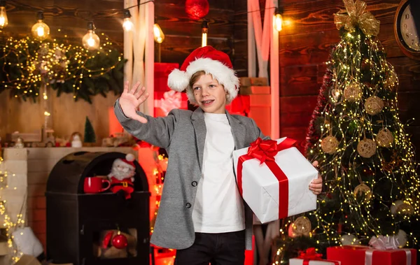 Çocuk Noel 'i açık hediye kutluyor. Noel Baba ona hediye getirmiş. Kış alışverişi. Noel ruhu. Yılbaşı hediyelerini açıyorum. En iyi dileklerimle. Kış tatili geleneği. Çocuk Noel hediyesiyle mutlu. — Stok fotoğraf