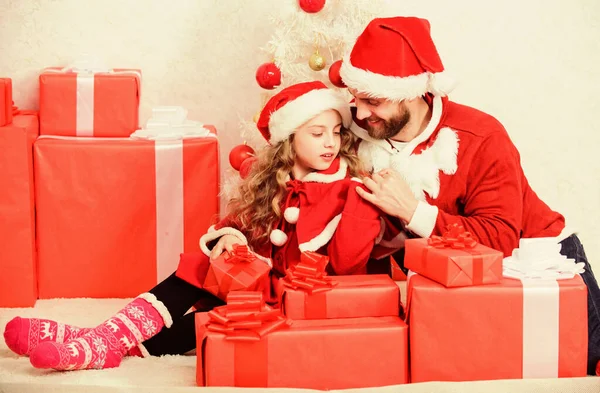 Gelukkige jeugd. Kerstvakantie met het gezin. Het kerstconcept. Familie kerstviering tradities. Papa in kerstman kostuum met dochter schattig kind vieren kerstmis samen. Idyllische momenten — Stockfoto