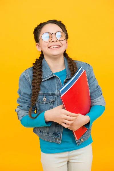 Bildung ist ein Grundrecht. Glückliches Kind halten Bücher gelben Hintergrund. Schulbildung. Privatunterricht. Privatunterricht. 1. September. Start-up. Wissenstag. Sich selbst ausbilden, sich motivieren — Stockfoto