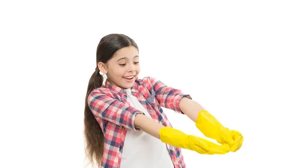 Style de vie de femme au foyer. C'est l'heure du lavage. Nettoyage fournitures publicité. nettoyage petite fille dans des gants en caoutchouc. enfant propre maison en gants de latex. Gants jaunes pour nettoyer la maison. concept de travaux ménagers — Photo