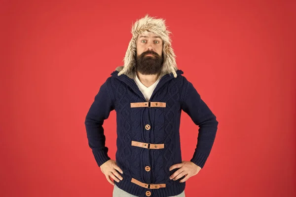 Kış için hazırlanıyorum. Vahşi adam kulaklığı. Kürk şapka aksesuarı. Sakallı adam kış etkinliğine hazır. Isın ve rahatla. Erkek modası. Şaşırtıcı modacı hippi. Soğuk mevsimde sakal bakımı — Stok fotoğraf