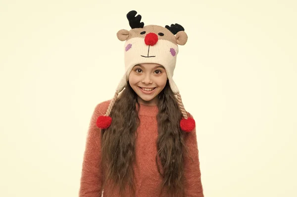 Momentos acolhedores. Aproveite as férias de Natal. bom humor em qualquer tempo. vestuário quente para o tempo frio. felicidade e alegria infantil. moda de malhas. chapéu de rena menina feliz. finalmente férias de inverno. — Fotografia de Stock