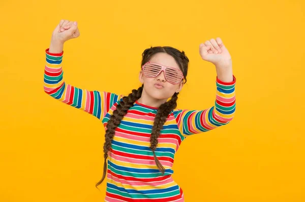 Ik kan dit wel. Grappig kind dat plezier heeft. schoonheid in glamour glazen. Kindergeluk. lachend kind op gele achtergrond. casual mode accessoire. Tijd voor een feestje. gelukkig tiener meisje met stijlvolle kapsel — Stockfoto