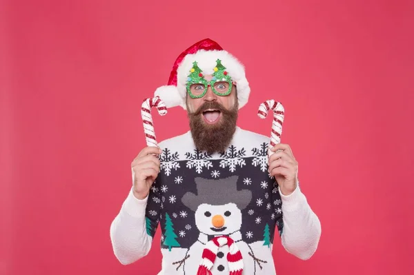 Barbudo hombre de Santa Claus con bigote desgaste sombrero y suéter de punto celebrar decoración palo para fiesta de Navidad, compras de Navidad — Foto de Stock