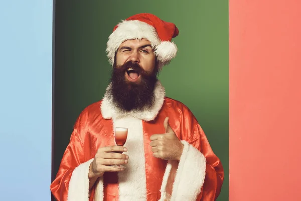 Schöner bärtiger Weihnachtsmann auf buntem Studiohintergrund — Stockfoto