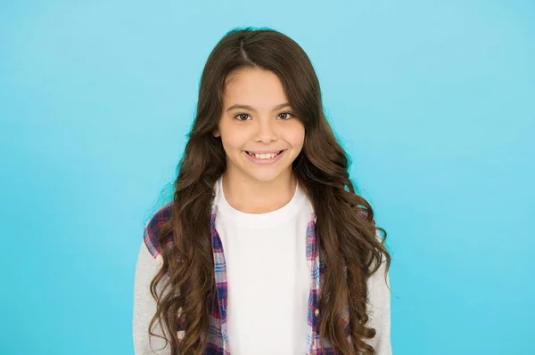 Bonita chica adolescente con el pelo largo, de moda. concepto de peluquero niño. De vuelta a la escuela. Estudio de niño alegre. felicidad infantil. Emociones agradables. chica adolescente con estilo de fondo turquesa —  Fotos de Stock