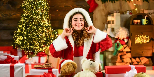 Kerstinkopen. zwarte vrijdag winkelen. Huisfeest met kerstkoekje. Gelukkig meisje maakte koekjes voor de kerstman. Kerstvrouw voelt zich gelukkig in nieuwjaar. meisje santa onder kerstcadeaus en cadeautjes doos — Stockfoto