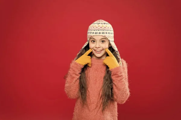 Definizione di cool. divertente accessorio maglieria. piccola ragazza felice in cappello a maglia. bambino allegro in guanti indossare vestiti caldi. buon divertimento durante le vacanze invernali. E 'Natale. moda per bambini — Foto Stock