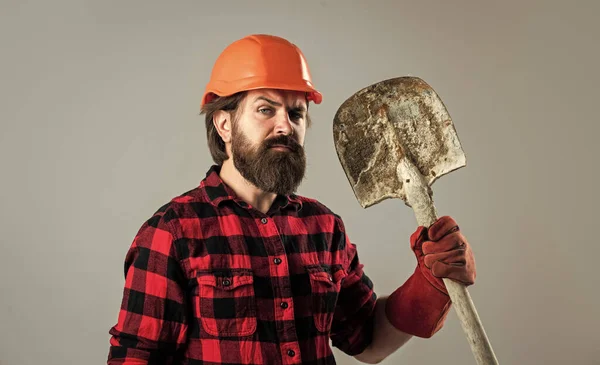 Trabalhador da construção civil em chapéu duro. arquiteto engenheiro no capacete de segurança. construtor técnico brutal. mecânico trabalhador da fábrica. trabalhador industrial em capacete. homem segurar pá em luvas — Fotografia de Stock