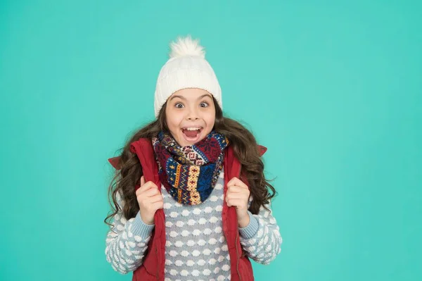 Muchacha adolescente sorprendida con pelo largo rizado usar chaleco hinchable y prendas de punto en las vacaciones de Navidad, tendencia de invierno —  Fotos de Stock