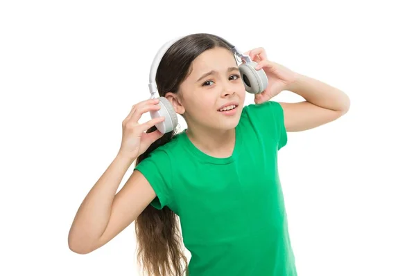 Chico interesado en la socialización. niños usan auriculares a diario. Niña pequeña escucha música. niño disfrutando del sonido por ahora. Los auriculares calman a los niños. Ventajas de usar auriculares — Foto de Stock