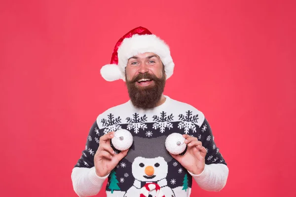 Happy bearded man play with new year decorative snowball wearing funny knitted sweater and santa claus hat for celebrating new year holiday, happy new year. party fun — Stock Photo, Image