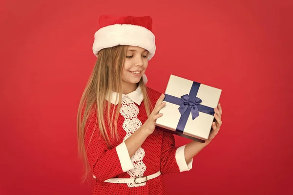 Święta przedstawiają dostawę na czas. Czas na prezenty świąteczne. Czas świętować Nowy Rok. najlepszy sklep z pamiątkami świątecznymi. zimowe zakupy wakacyjne. pudełko prezentów dla szczęśliwego dziecka. mała dziewczynka Mikołaj elf — Zdjęcie stockowe