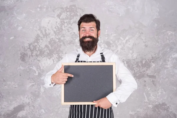 Brutális szakállas férfi séf bemutató étterem menü üres fórumon másolni tér reklám, hirdetés — Stock Fotó