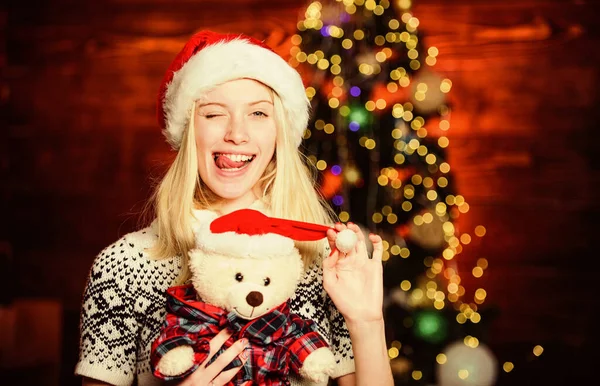 En Navidad. celebrar el año nuevo en casa. mujer feliz amor regalos. Venta de compras de invierno. regalo de navidad de Navidad. Humor de vacaciones. chica alegre sombrero de santa rojo. última preparación — Foto de Stock