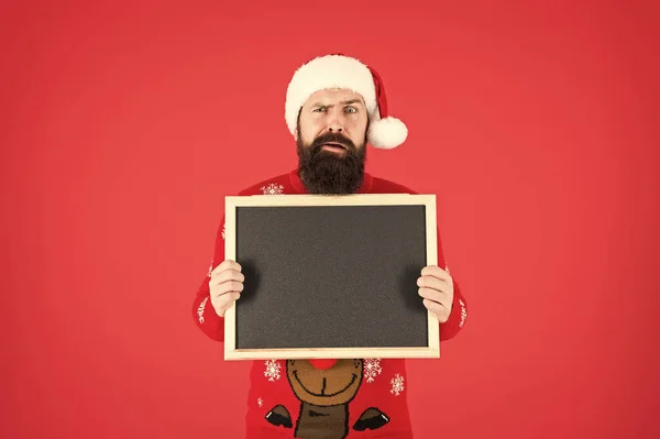 Apresentando o produto. Santa hold blackboard vazio fundo vermelho. Produtos publicitários masculinos. Descrição do produto. Informações importantes sobre o produto está aqui, espaço de cópia — Fotografia de Stock