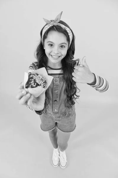 Lekkere muffin klein meisje, goede keuze concept — Stockfoto