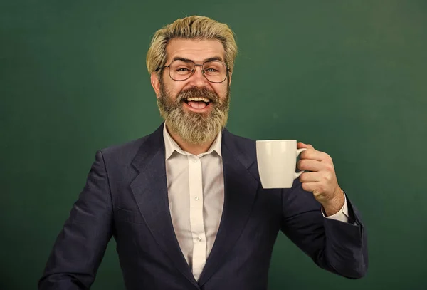 我只需要咖啡因快乐的老师拿着咖啡杯绿色黑板.喜爱热咖啡因饮料。喝咖啡休息。使用咖啡因兴奋剂。咖啡因成瘾 — 图库照片