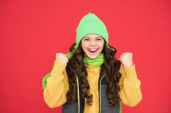 크리스마스 연휴에 따뜻 한 겨울 옷을 입고 뜨개 질 한 행복 한 십 대 소녀 — 스톡 사진