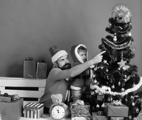 Noel ailesi köknar ağacını yeşil arka planda süsledi — Stok fotoğraf
