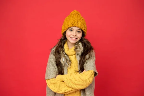 Fröhliches Teenie-Mädchen in Strickpullover und Mütze trägt warme Kleidung in der Wintersaison, Trend — Stockfoto