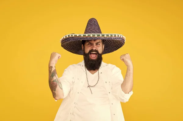 Festival concept. Hipster heeft plezier. Mexicaanse artiest. Mexicaanse tradities. Verken de Mexicaanse cultuur. Vier traditionele feestdagen. Vrolijke man sombrero souvenir strohoed. Plan zomervakantie — Stockfoto