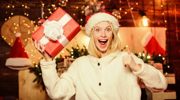 等待着奇迹。 快乐的女孩红桑塔帽。 圣诞节礼物。 在家里庆祝新年。 快乐的女人爱礼物。 冬季购物销售。 最后的准备 圣诞节期间 — 图库照片
