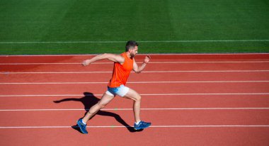 Sabah sporu. Enerjik ve sportif. Maraton hız enerjisi. Kaslı adam hareket halinde. Atletik adam sprint 'te yarışıyor. Spor, sağlıklı yaşam tarzı. Spor salonu açık havada. Çalışan parça üzerinde çalışan çalıştırıcı