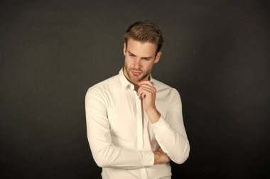 Erkeklerin kişisel bakımı. Ciddi, esmer bir geçmişi var. Tıraşsız suratlı yakışıklı bir adam. Cilt bakımı rutini. Cilt bakımı. Saç bakımı. Berber dükkanı. Kuaför salonu. Erkekler bakım ve bakım yapıyor. Bakım ve sağlık