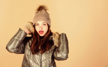 Ben buna inanamam. Mutlu kış tatilleri. Xmas geliyor. Kış kıyafetleri içinde güzellik. Sezon alışverişi. Bereli kız. Sahte kürk modası. Yastıklı, kalın paltolu kadın. Soğuk algınlığı. mevsimsel moda