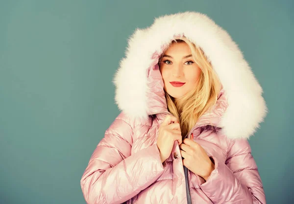 Magabiztos a stílusában. nő párnázott meleg kabátban. szépség a téli ruházat. Hideg szezon vásárlás. Egy csuklyás lány. műszőrme divat. influenza és megfázás. szezonális divat. Boldog téli ünnepeket. Új év — Stock Fotó