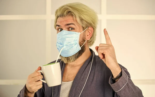 Een idee. Ziekenhuis of vervuiling te beschermen gezicht maskeren. medisch masker als corona bescherming. Een man drinkt koffie in een masker. uitbraak van een coronavirus pandemie. Dokter ademhalingsmasker — Stockfoto