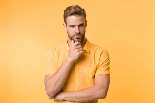 Mannelijke mode. Volwassen hipster met baard. Kaukasische man met snor. Gebaarde man. Gezichtsverzorging. Mannelijke schoonheid en mode look van Vogue model. man op gele achtergrond. Zelfverzekerde en stijlvolle schoonheid — Stockfoto