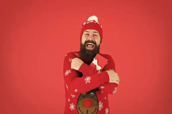 A celebrar o Ano Novo. Homem barbudo depois das compras. Homem hipster de chapéu. Férias de inverno. a sua camisola favorita. Feliz Natal. Feliz Natal. Tenho um presente de Natal. descontos sazonais. presente de santa. feliz ano novo — Fotografia de Stock