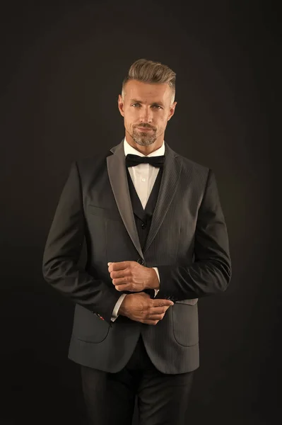 Klassischer Glamour und Eleganz. Geschäftsmann dunkler Hintergrund. Geschäftsleute tragen edle Anzüge. Schöner Geschäftsmann in Formalbekleidung. Formelle Mode und Stil. Professioneller Geschäftsmann. Kleiderordnung für Unternehmen — Stockfoto