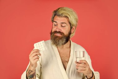 Sabahları susayan adam. Hippi suyu içer, ilaç alır. Akşamdan kalma konsepti. Baş ağrısı sersemliği. Akşamdan kalma ilacı. Ağrı kesiciler. Nöbetçi işçiler depresyon ve sağlık sorunları riskini artırdı