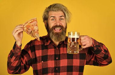 Paket pizza. Buradaki en iyi parti. Bekarlar kulübü. Barda eğlenip içiyoruz. Güzel bar menüsü. Adam bira içip pizza yerken futbol seyrediyor. Pizza yemek ve içmek.