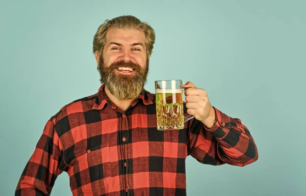 Święto. Zdrowie tostów. Dzień kawalerski. Popraw nastrój. Upij się. Alkoholik. Spragniony człowiek pijący piwo w barze. Piwo z pianką. Hipsterzy piją piwo. Dojrzałe brodaty facet trzymać piwo szklanka — Zdjęcie stockowe