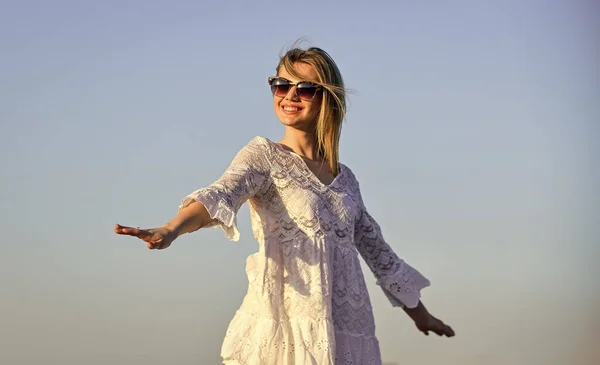 Chica vestido blanco no dude en. Ocio y descanso. Relájate. Día soleado. Chica despreocupada. Mujer bonita gafas de sol de moda al aire libre. Fondo de cielo azul chica. Salud femenina. Una chica emocional. Feliz. — Foto de Stock