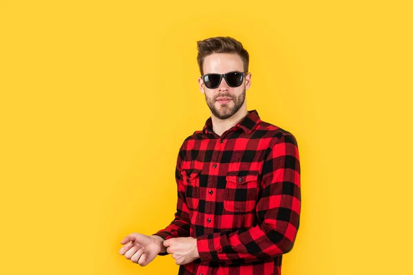 Jonge knappe man in geruit shirt en zonnebril heeft borstel op gezicht, mode-accessoire — Stockfoto
