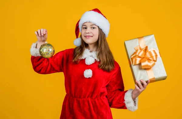 Dags för julshopping. Tonårstjejen känner lycka. försäljning av presenter och presenter. Glad jultomte barn. leende unge i röd tomte hatt och kostym. fira vinterlovet. Köpcentrum — Stockfoto